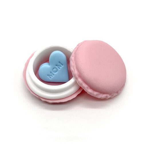 Pin „MOM“ inkl. Macaron Schmucketui