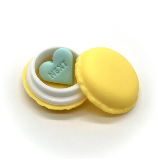 Pin „NEXT“ inkl. Macaron Schmucketui