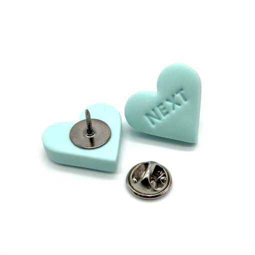 Pin „NEXT“ inkl. Macaron Schmucketui – Bild 2