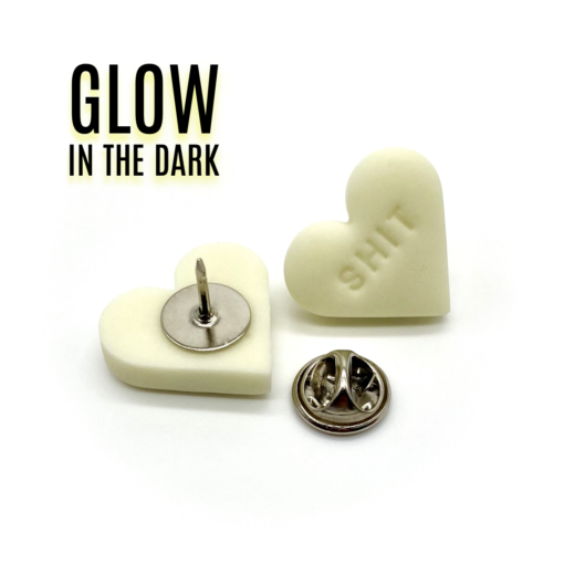 Pin „SHIT“ vanille (GLOW IN THE DARK) inkl. Macaron Schmucketui – Bild 2