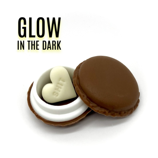 Pin „SHIT“ vanille (GLOW IN THE DARK) inkl. Macaron Schmucketui