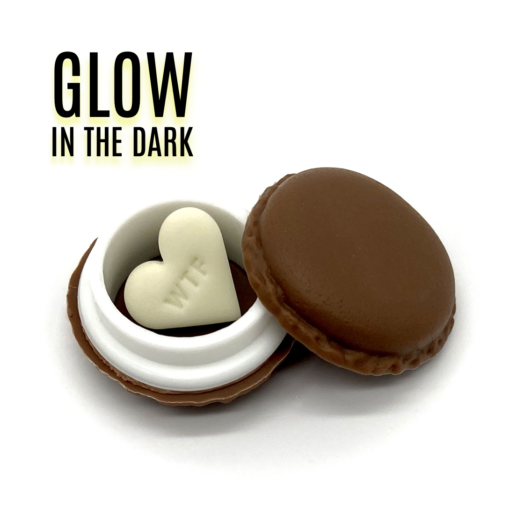 Pin „WTF“ vanille (GLOW IN THE DARK) inkl. Macaron Schmucketui