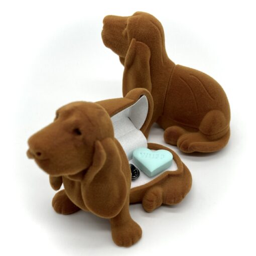 Pin „WUFF“ inkl. Bluthund Schmucketui