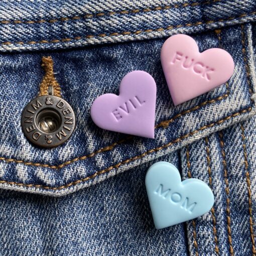 Pin „MOM“ inkl. Macaron Schmucketui – Bild 3